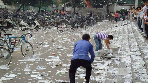 高考前學(xué)生給保潔服務(wù)員寫撕書(shū)致歉信請(qǐng)諒解