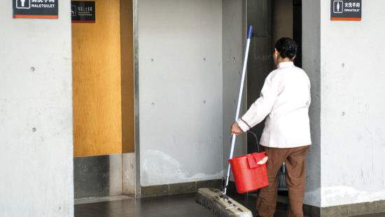 女子公廁產(chǎn)嬰幸遇熱心保潔員得以母女平安