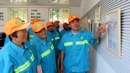 身殘志堅六旬日常保潔員唱響屬于自己的詩和遠(yuǎn)方